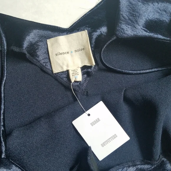 NWT Silence & Noise UO off shoulder silky top - Picture 4 of 5